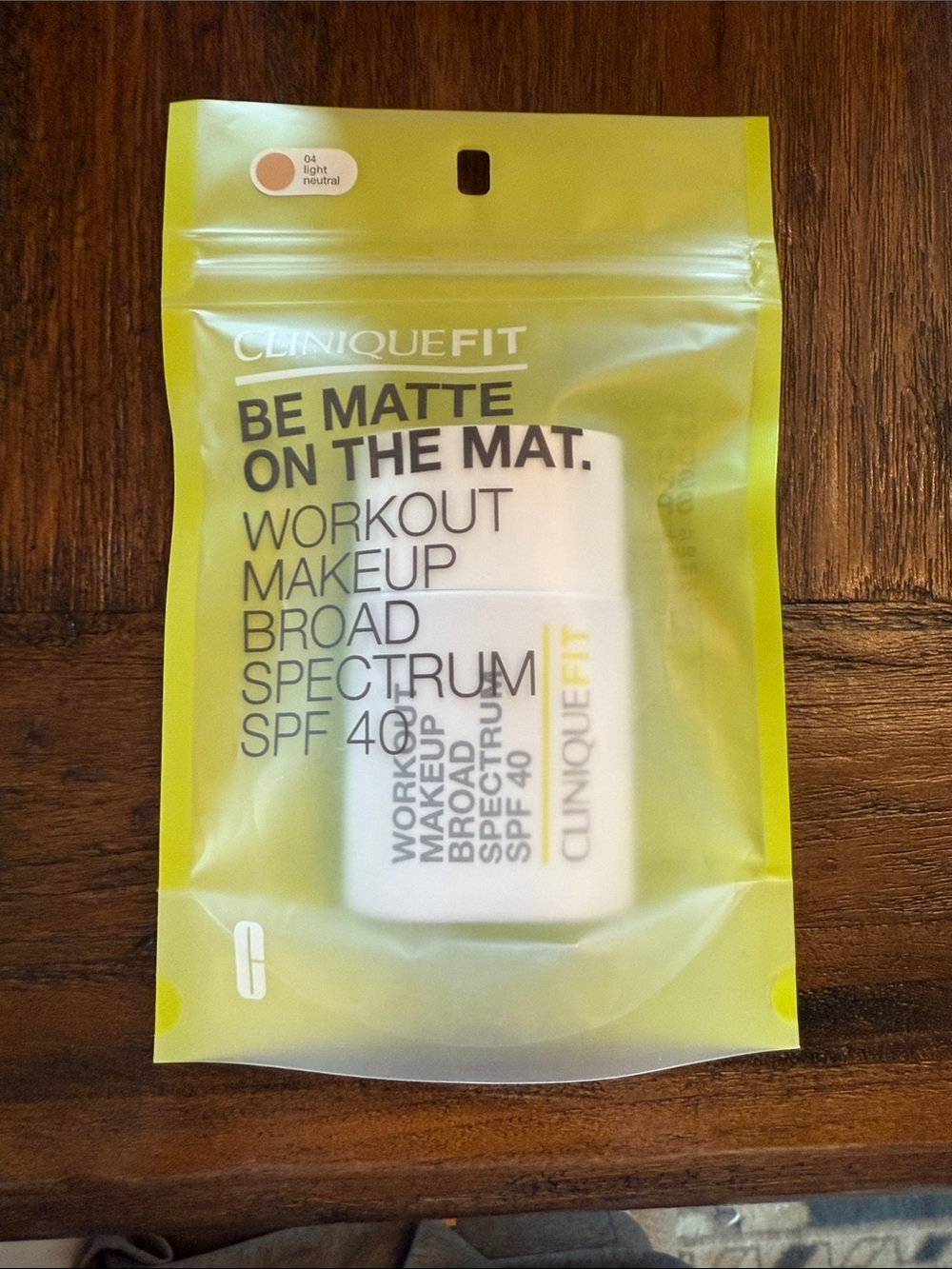 Clinique Fit Be Matte On The Mat Workout foundation SPF 40 - 04 light neutral